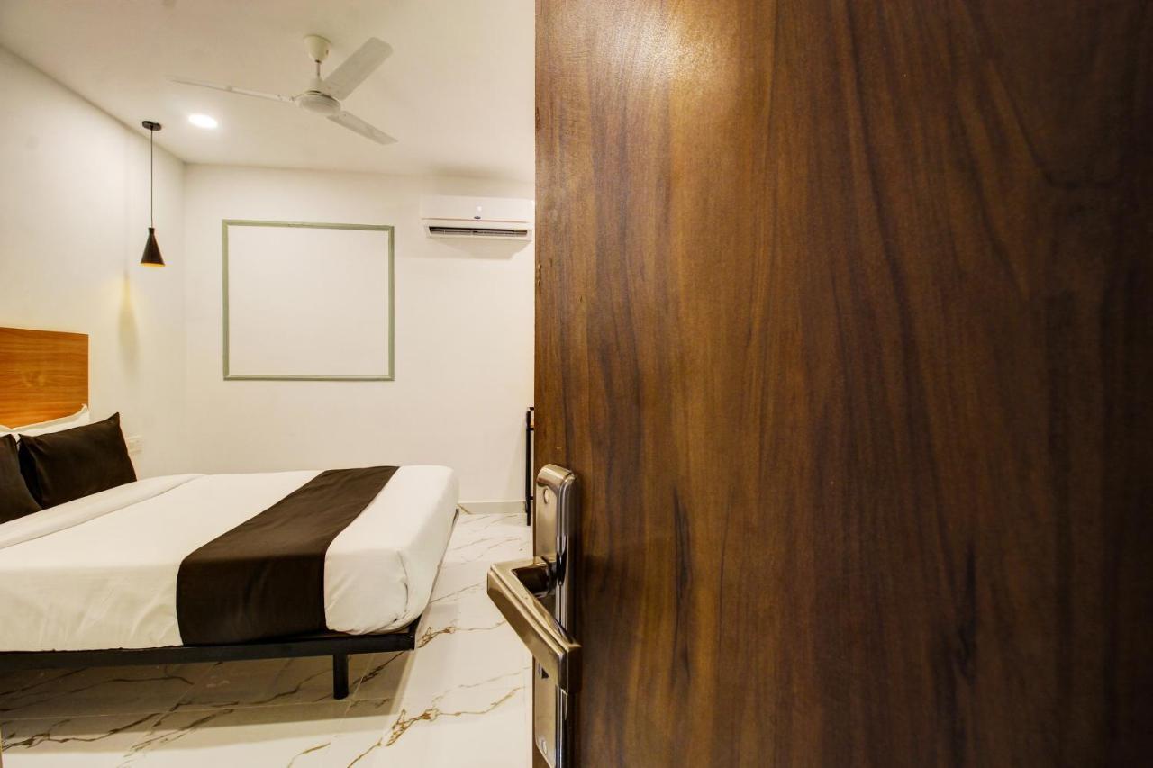 Super Townhouse Rcc Hotel Banjara Hills Hyderabad Exterior photo