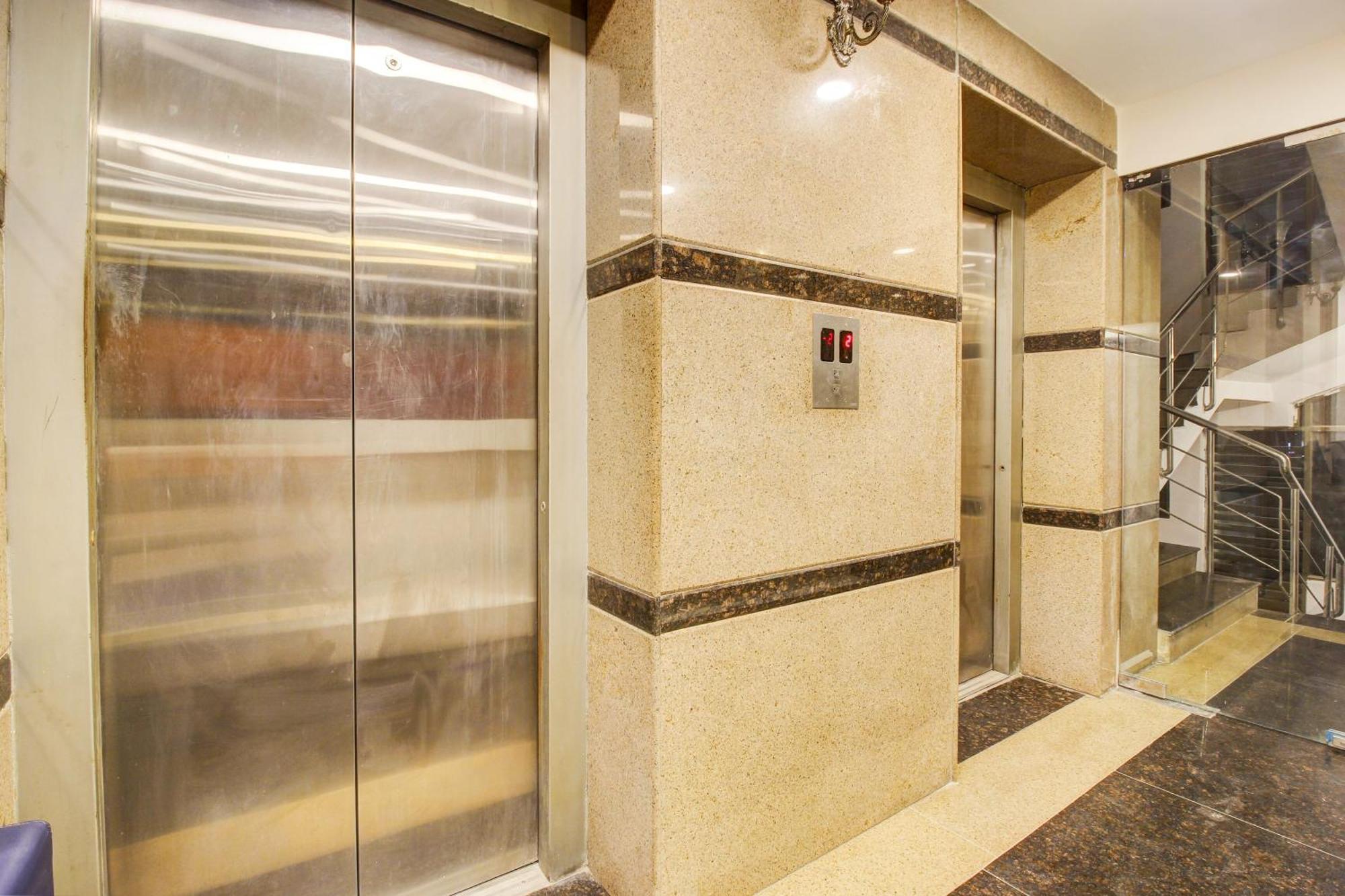 Super Townhouse Rcc Hotel Banjara Hills Hyderabad Exterior photo