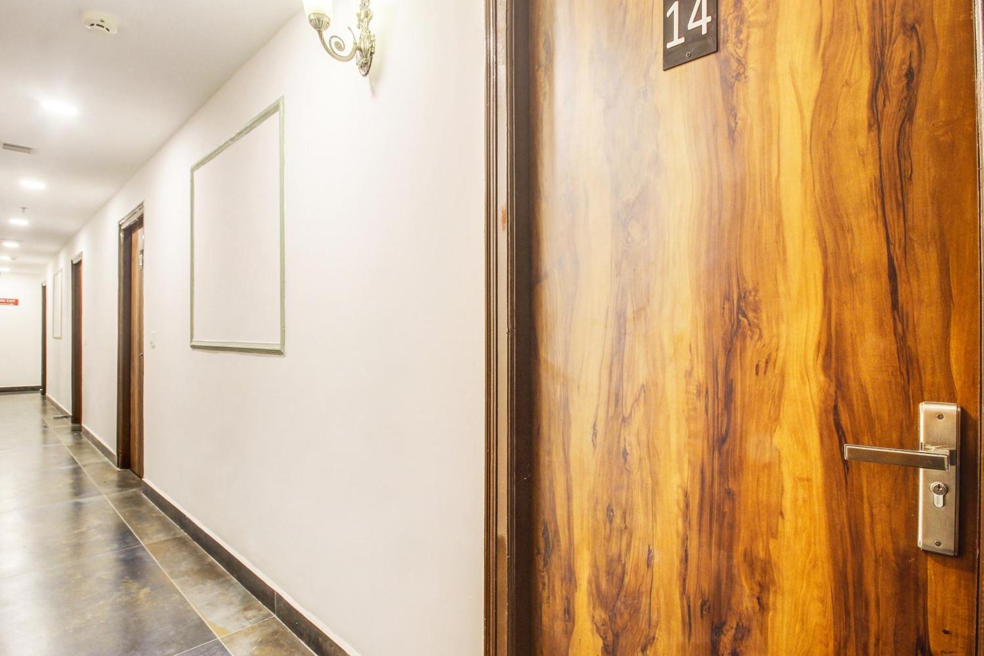 Super Townhouse Rcc Hotel Banjara Hills Hyderabad Exterior photo