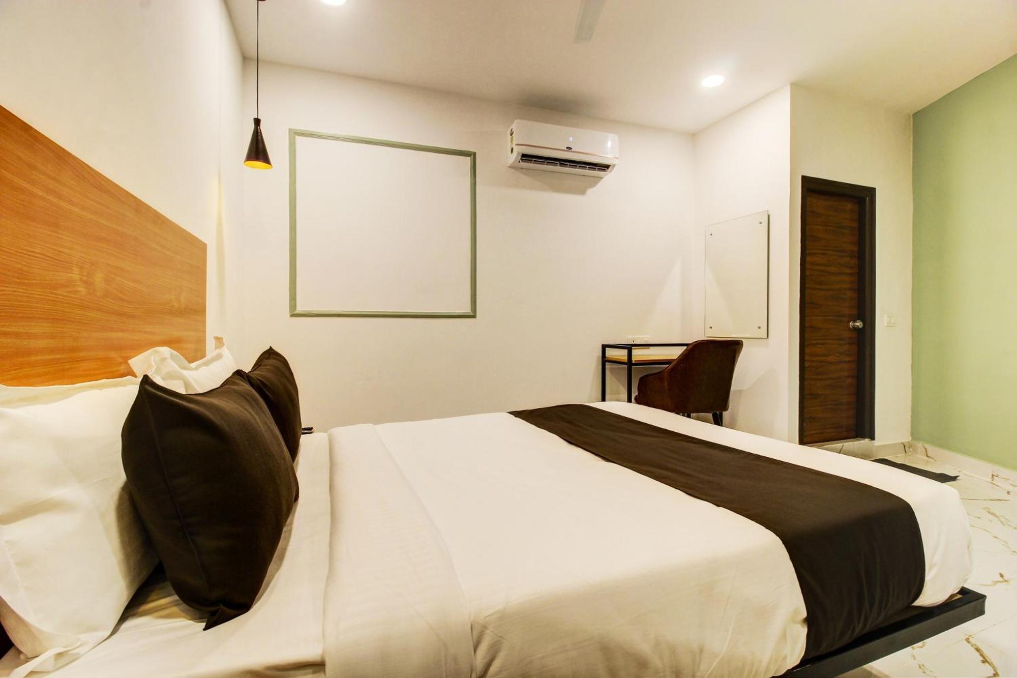 Super Townhouse Rcc Hotel Banjara Hills Hyderabad Exterior photo