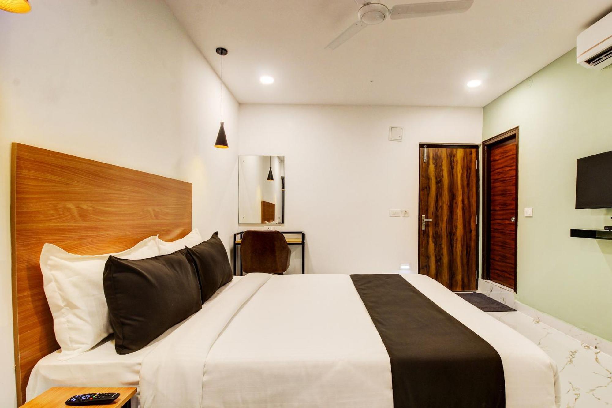 Super Townhouse Rcc Hotel Banjara Hills Hyderabad Exterior photo