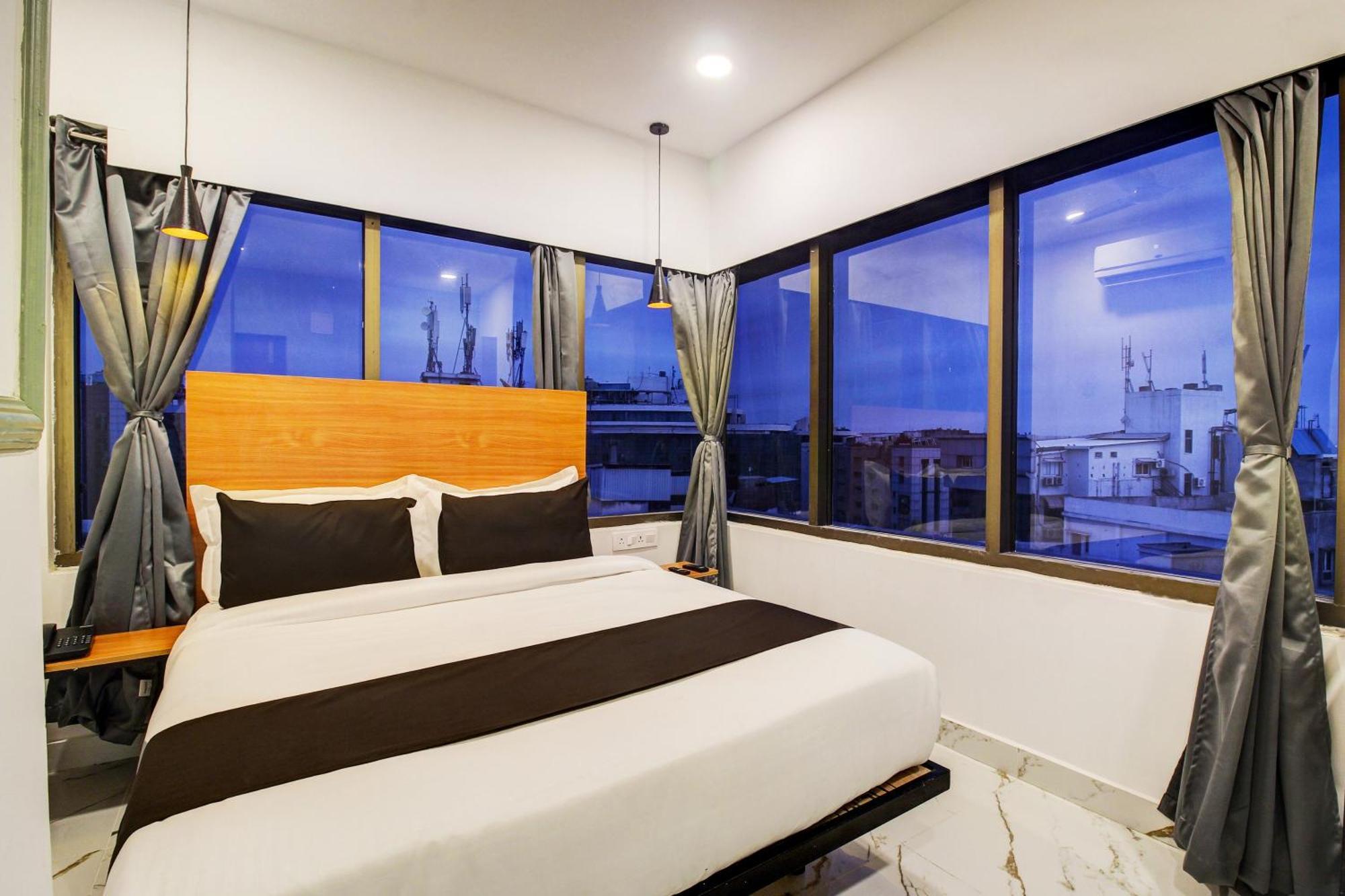 Super Townhouse Rcc Hotel Banjara Hills Hyderabad Exterior photo