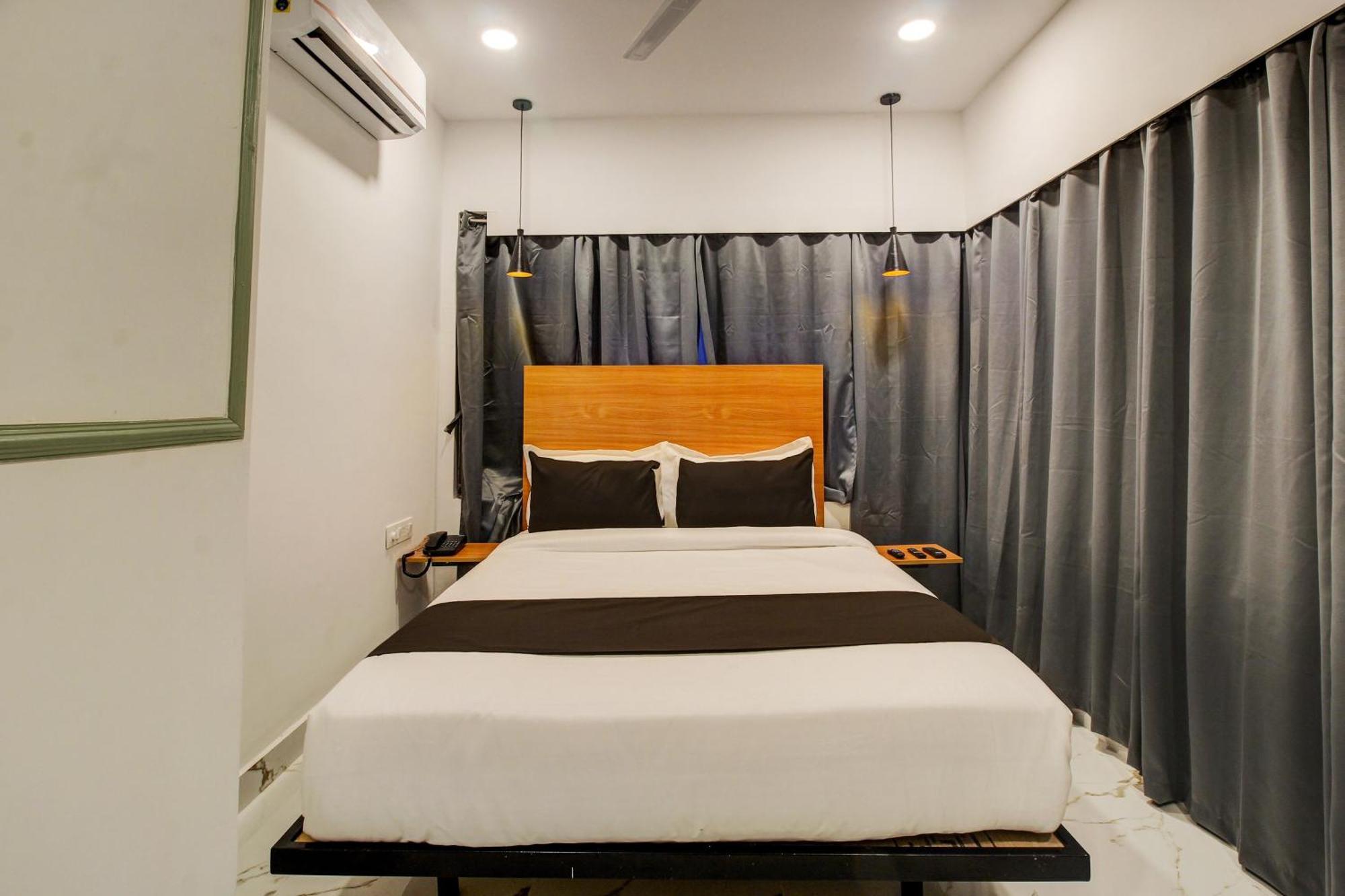 Super Townhouse Rcc Hotel Banjara Hills Hyderabad Exterior photo