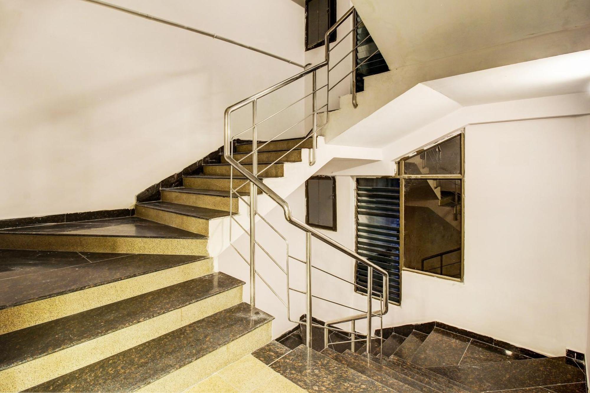 Super Townhouse Rcc Hotel Banjara Hills Hyderabad Exterior photo