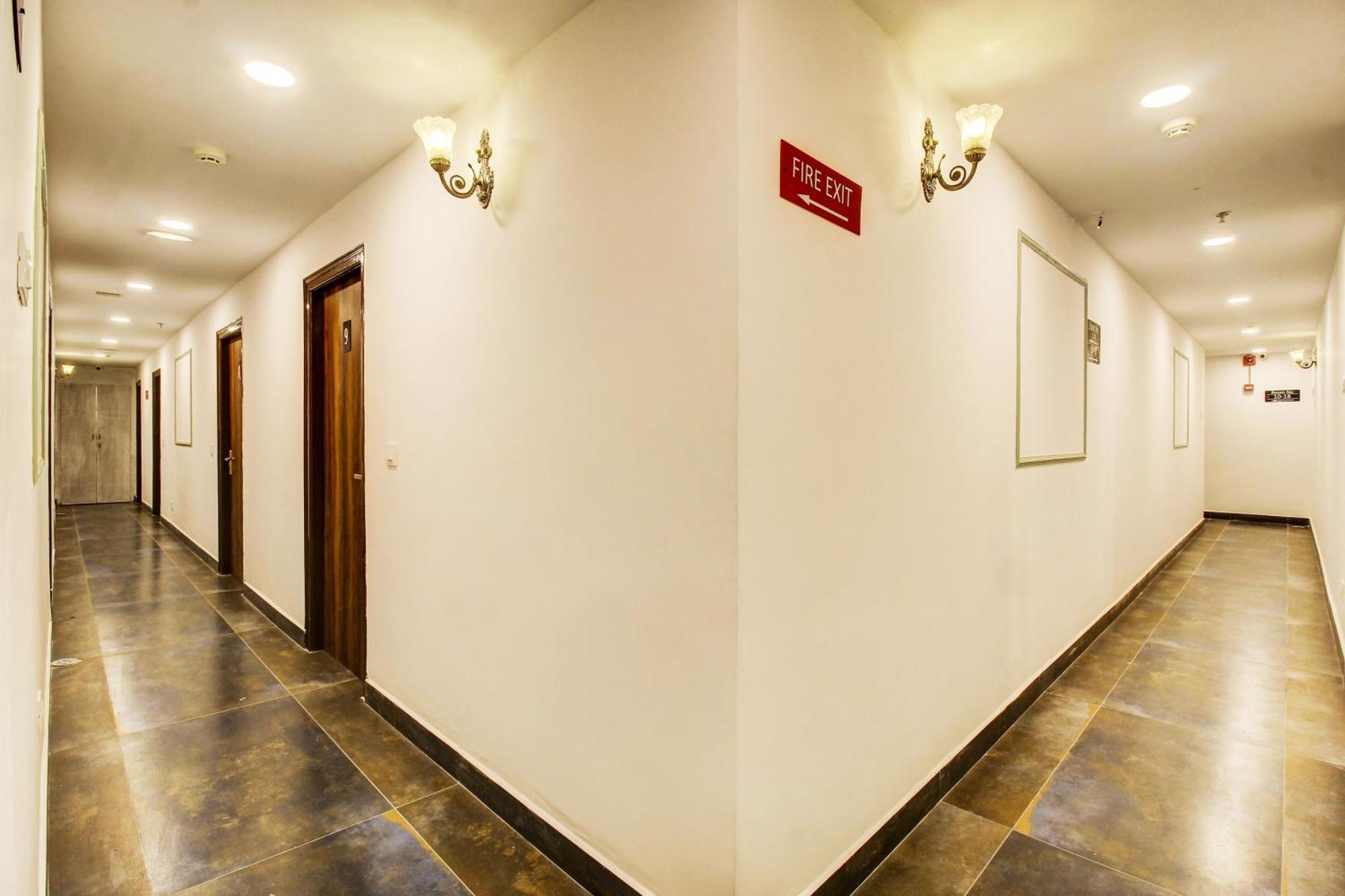 Super Townhouse Rcc Hotel Banjara Hills Hyderabad Exterior photo